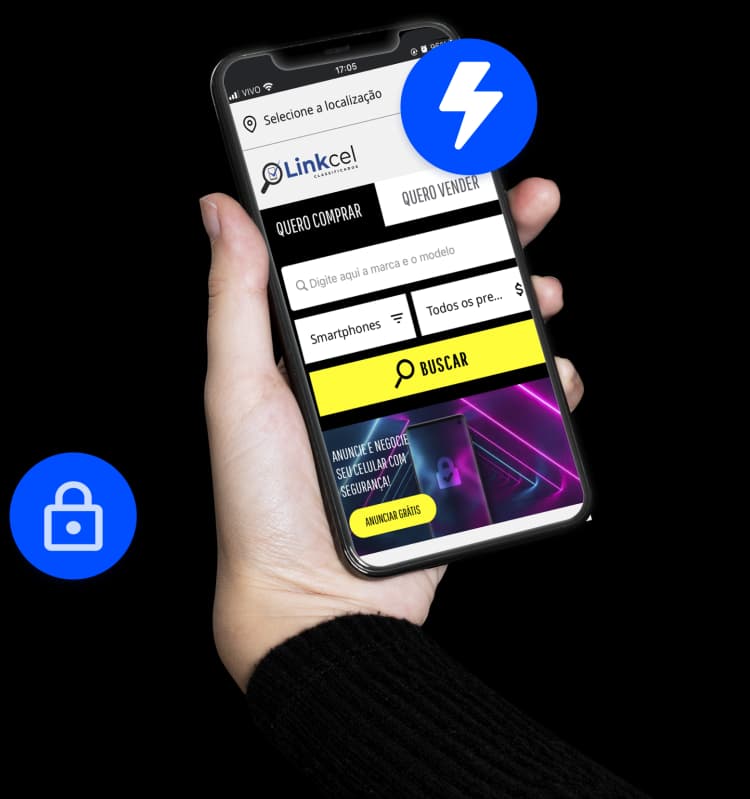 Uma mão segurando um celular aberto no site da Linkcel